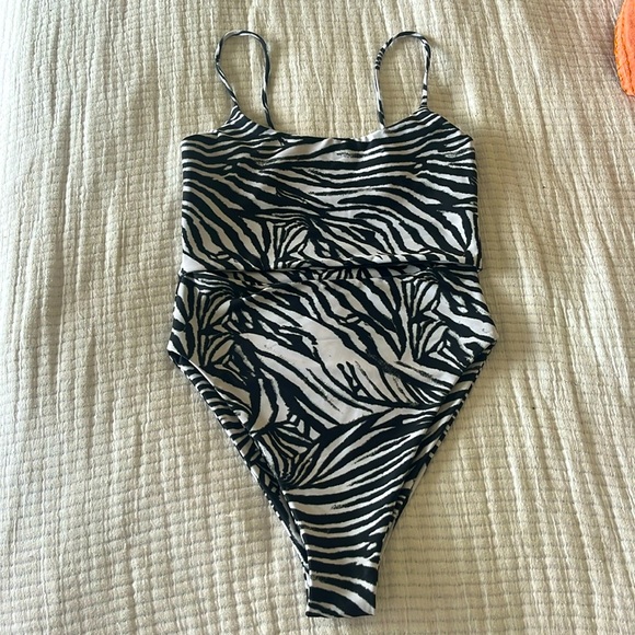 Skatie Madison - one piece - Picture 2 of 5